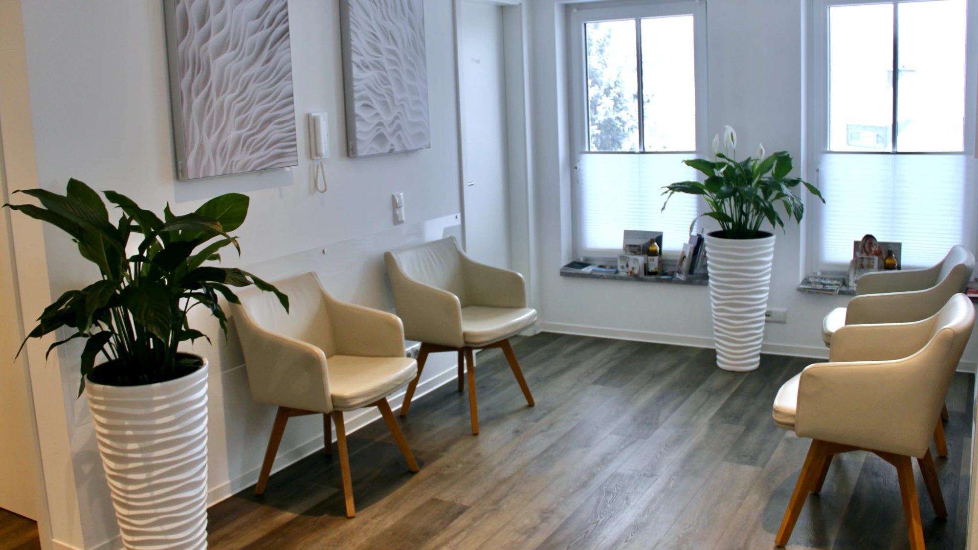 Warteraum der Hausarztpraxis Dr. med. Lennart von Kempski in der Margaretenstr. 52 in 82152 Krailling