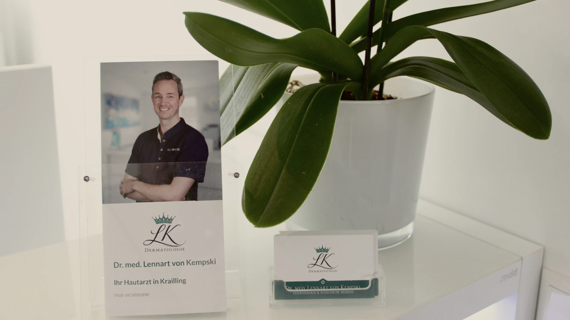 Rezeptionstisch der Hausarztpraxis Dr. med. Lennart von Kempski in der Margaretenstr. 52 in 82152 Krailling